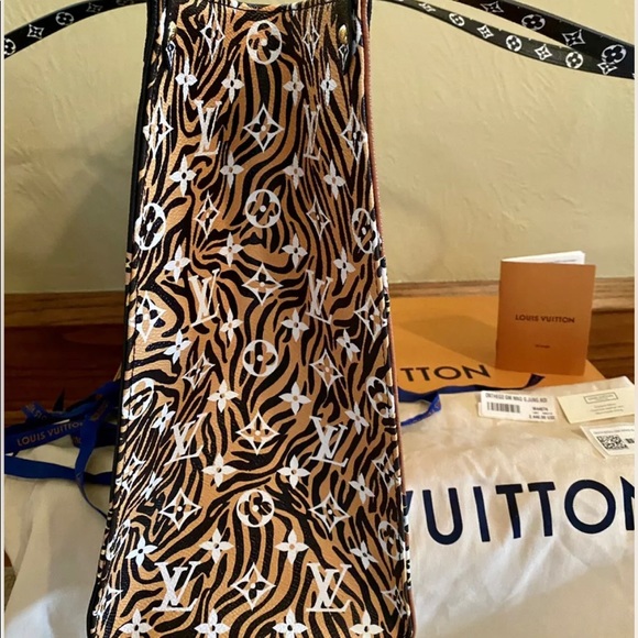 LOUIS VUITTON Jungle OnTheGo GM NWT Monogram Tote - LIMITED EDITION 2019 - Picture 5 of 14